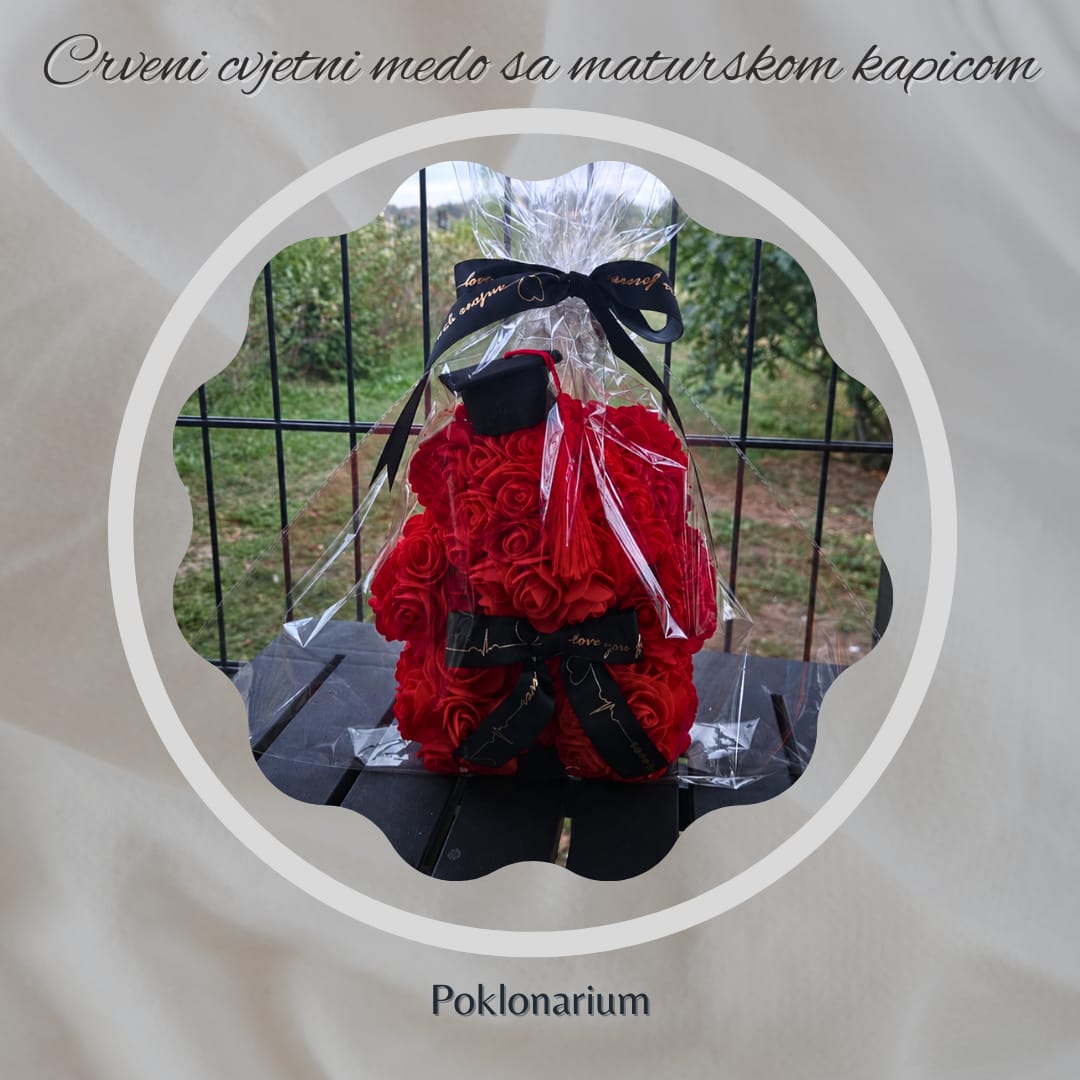 Crveni cvjetni medo sa maturskom kapicom